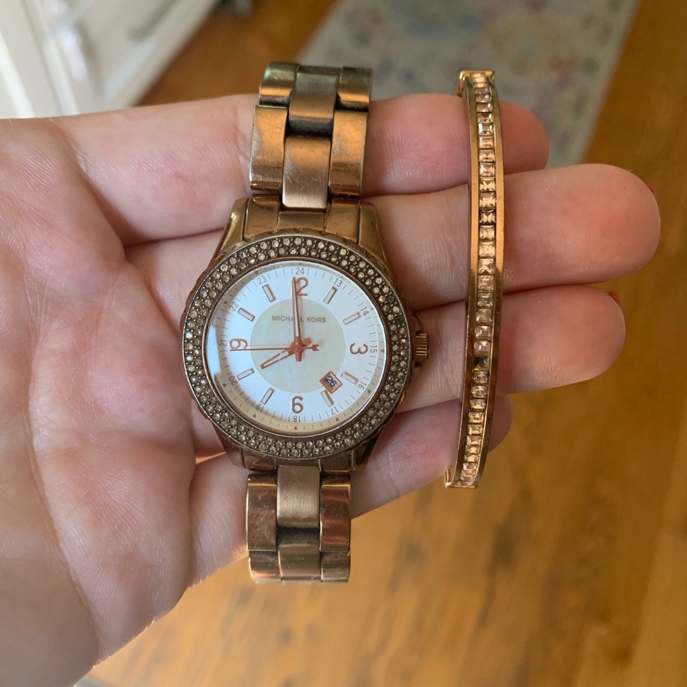 *NEEDS REPAIRS AND TLC* Michael Kors set